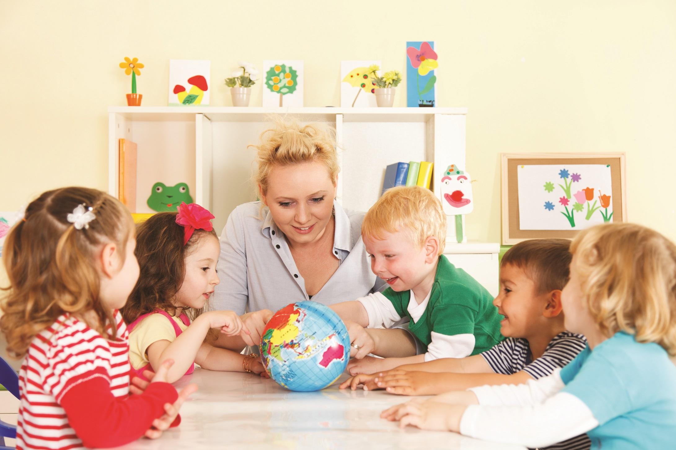 https://puzmajcici.rs/wp-content/uploads/2025/08/teaching-children-english-1.jpg